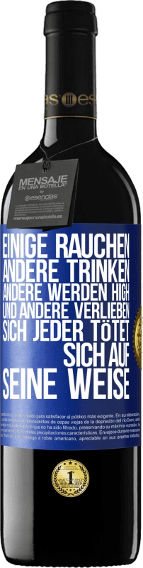 39,95 € | Rotwein RED Ausgabe MBE Reserve Einige rauchen, andere trinken, andere werden high und andere verlieben sich. Jeder tötet sich auf seine Weise Blaue Markierung. Anpassbares Etikett Reserve 12 Monate Ernte 2015 Tempranillo