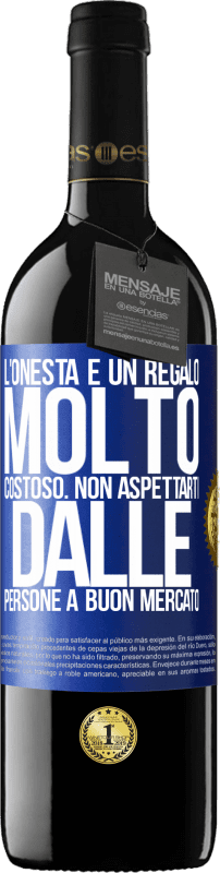 39,95 € | Vino rosso Edizione RED MBE Riserva L'onestà è un regalo molto costoso. Non aspettarti dalle persone a buon mercato Etichetta Blu. Etichetta personalizzabile Riserva 12 Mesi Raccogliere 2015 Tempranillo