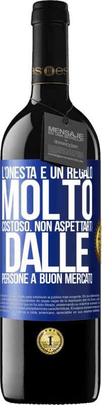 39,95 € Spedizione Gratuita | Vino rosso Edizione RED MBE Riserva L'onestà è un regalo molto costoso. Non aspettarti dalle persone a buon mercato Etichetta Blu. Etichetta personalizzabile Riserva 12 Mesi Raccogliere 2016 Tempranillo