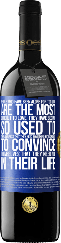 39,95 € Бесплатная доставка | Красное вино Издание RED MBE Бронировать Люди, которые были слишком долго одни, их сложнее всего любить. Они настолько привыкли к своему одиночеству, что им нужно Синяя метка. Настраиваемая этикетка Бронировать 12 Месяцы Урожай 2016 Tempranillo