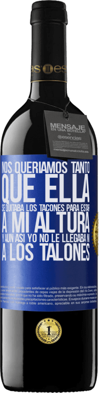 39,95 € Envío gratis | Vino Tinto Edición RED MBE Reserva Nos queríamos tanto que ella se quitaba los tacones para estar a mi altura, y aún así yo no le llegaba ni a los talones Etiqueta Azul. Etiqueta personalizable Reserva 12 Meses Cosecha 2016 Tempranillo
