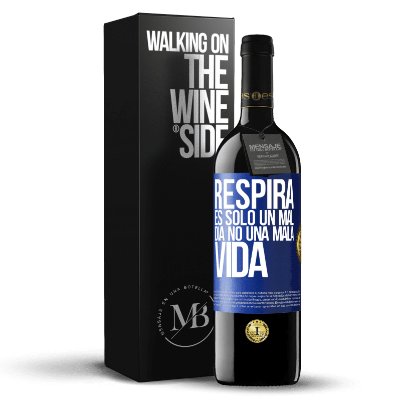 39,95 € Envío gratis | Vino Tinto Edición RED MBE Reserva Respira, es sólo un mal día, no una mala vida Etiqueta Azul. Etiqueta personalizable Reserva 12 Meses Cosecha 2015 Tempranillo