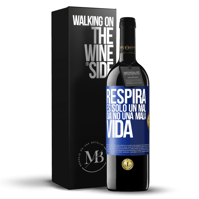 39,95 € Envío gratis | Vino Tinto Edición RED MBE Reserva Respira, es sólo un mal día, no una mala vida Etiqueta Azul. Etiqueta personalizable Reserva 12 Meses Cosecha 2016 Tempranillo