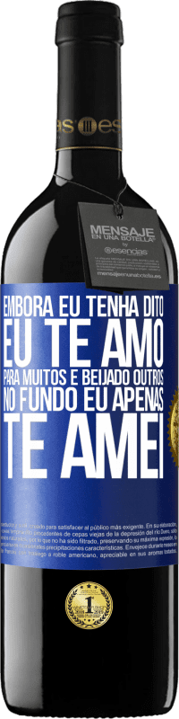 39,95 € | Vinho tinto Edição RED MBE Reserva Embora eu tenha dito eu te amo para muitos e beijado outros, no fundo eu apenas te amei Etiqueta Azul. Etiqueta personalizável Reserva 12 Meses Colheita 2015 Tempranillo