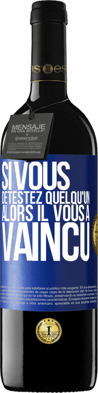 39,95 € | Vin rouge Édition RED MBE Réserve Si vous détestez quelqu'un, alors il vous a vaincu Étiquette Bleue. Étiquette personnalisable Réserve 12 Mois Récolte 2015 Tempranillo