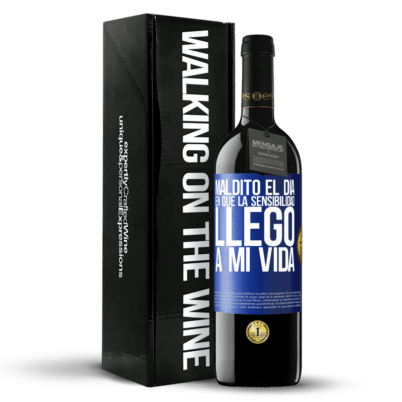 39,95 € Envío gratis | Vino Tinto Edición RED MBE Reserva Maldito el día en que la sensibilidad llegó a mi vida Etiqueta Azul. Etiqueta personalizable Reserva 12 Meses Cosecha 2015 Tempranillo