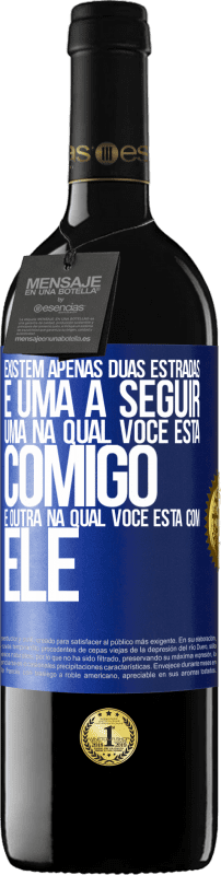 39,95 € | Vinho tinto Edição RED MBE Reserva Existem apenas duas estradas, e uma a seguir, uma na qual você está comigo e outra na qual você está com ele Etiqueta Azul. Etiqueta personalizável Reserva 12 Meses Colheita 2015 Tempranillo