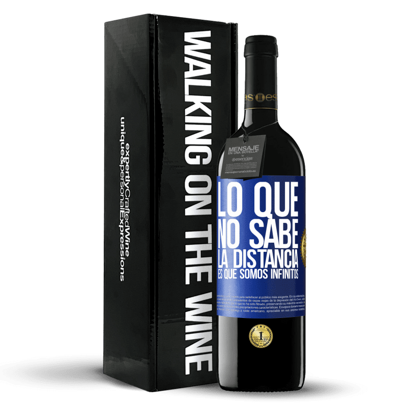 39,95 € Envío gratis | Vino Tinto Edición RED MBE Reserva Lo que no sabe la distancia es que somos infinitos Etiqueta Azul. Etiqueta personalizable Reserva 12 Meses Cosecha 2016 Tempranillo