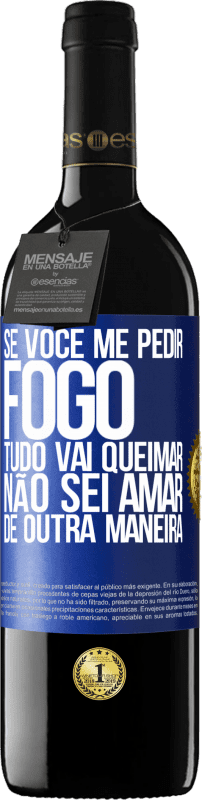 39,95 € | Vinho tinto Edição RED MBE Reserva Se você me pedir fogo, tudo vai queimar. Não sei amar de outra maneira Etiqueta Azul. Etiqueta personalizável Reserva 12 Meses Colheita 2015 Tempranillo