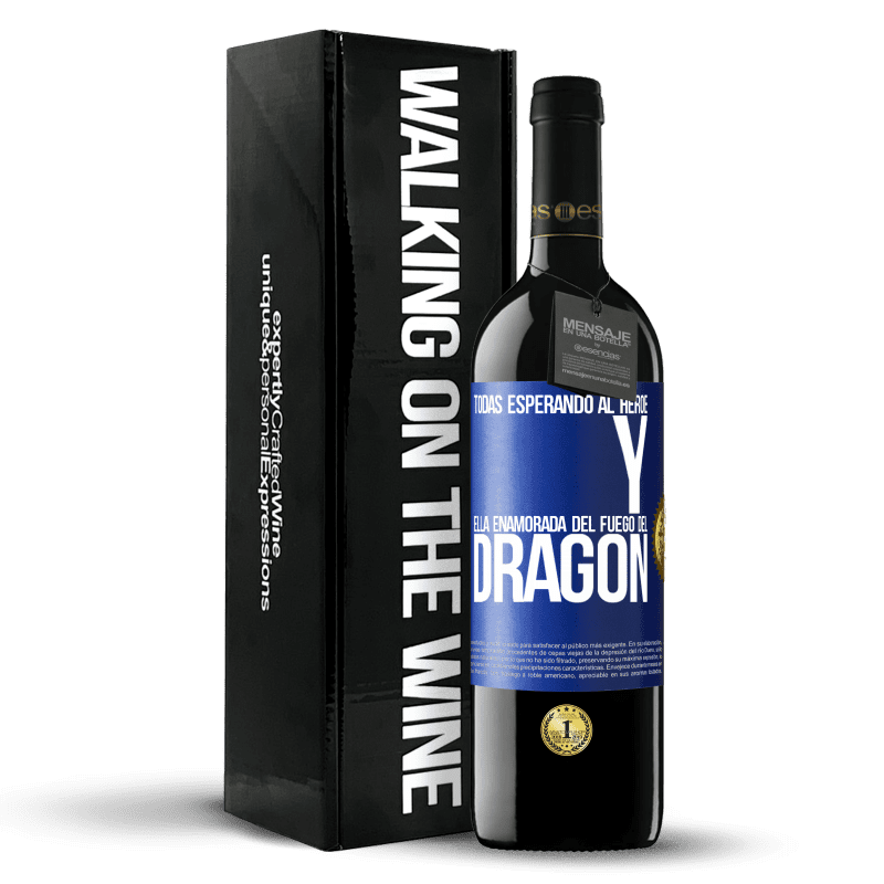 39,95 € Envío gratis | Vino Tinto Edición RED MBE Reserva Todas esperando al héroe y ella enamorada del fuego del dragón Etiqueta Azul. Etiqueta personalizable Reserva 12 Meses Cosecha 2016 Tempranillo