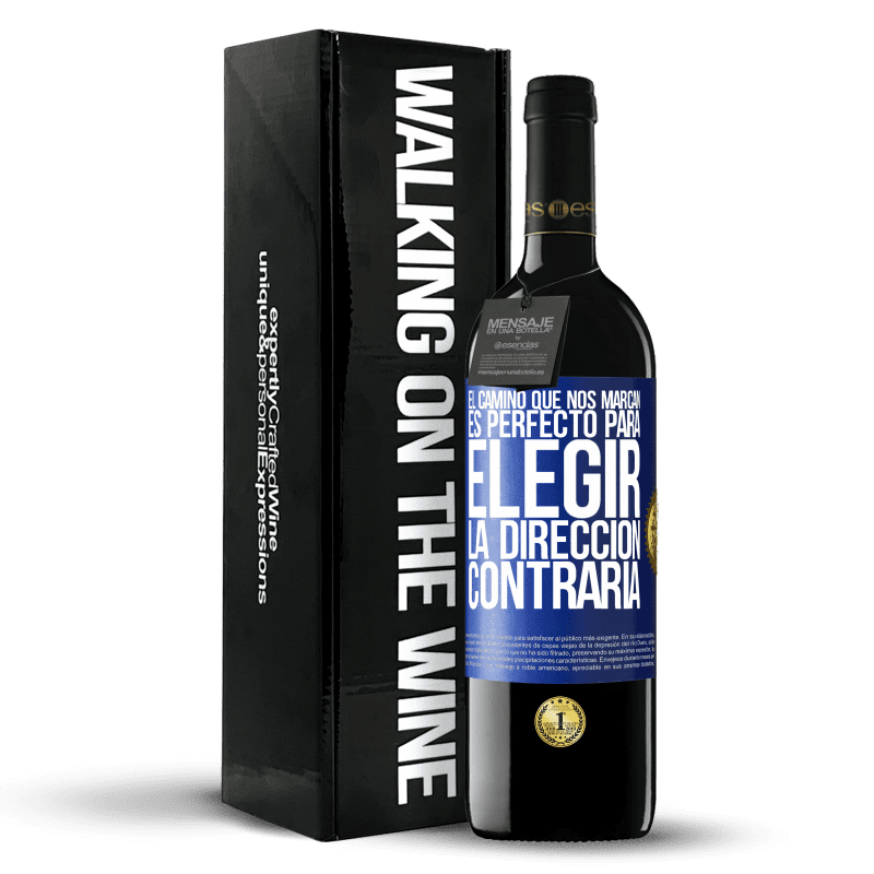 39,95 € Envío gratis | Vino Tinto Edición RED MBE Reserva El camino que nos marcan es perfecto para elegir la dirección contraria Etiqueta Azul. Etiqueta personalizable Reserva 12 Meses Cosecha 2015 Tempranillo