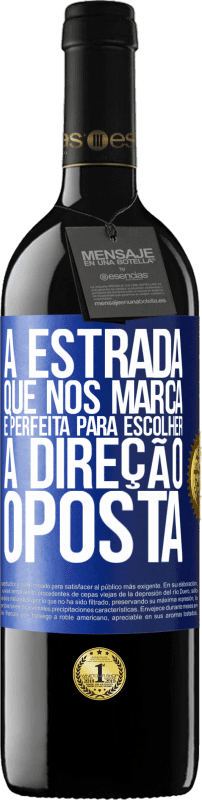 39,95 € | Vinho tinto Edição RED MBE Reserva A estrada que nos marca é perfeita para escolher a direção oposta Etiqueta Azul. Etiqueta personalizável Reserva 12 Meses Colheita 2015 Tempranillo