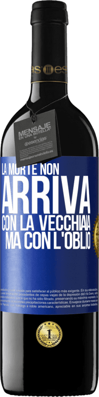 39,95 € | Vino rosso Edizione RED MBE Riserva La morte non arriva con la vecchiaia, ma con l'oblio Etichetta Blu. Etichetta personalizzabile Riserva 12 Mesi Raccogliere 2015 Tempranillo