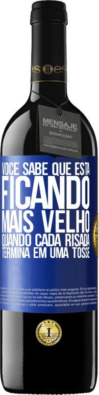 39,95 € | Vinho tinto Edição RED MBE Reserva Você sabe que está ficando mais velho, quando cada risada termina em uma tosse Etiqueta Azul. Etiqueta personalizável Reserva 12 Meses Colheita 2016 Tempranillo