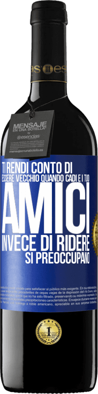 39,95 € | Vino rosso Edizione RED MBE Riserva Ti rendi conto di essere vecchio quando cadi e i tuoi amici, invece di ridere, si preoccupano Etichetta Blu. Etichetta personalizzabile Riserva 12 Mesi Raccogliere 2016 Tempranillo