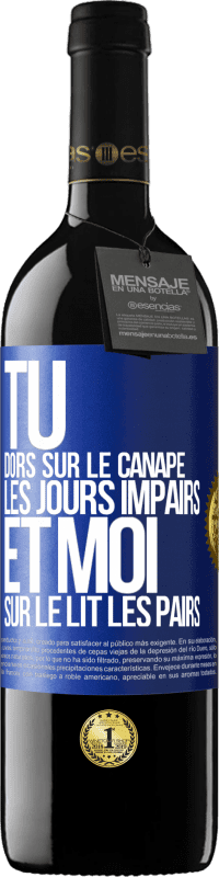 39,95 € | Vin rouge Édition RED MBE Réserve Tu dors sur le canapé les jours impairs et moi sur le lit les pairs Étiquette Bleue. Étiquette personnalisable Réserve 12 Mois Récolte 2015 Tempranillo