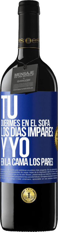 39,95 € | Vino Tinto Edición RED MBE Reserva Tú duermes en el sofá los días impares y yo en la cama los pares Etiqueta Azul. Etiqueta personalizable Reserva 12 Meses Cosecha 2016 Tempranillo