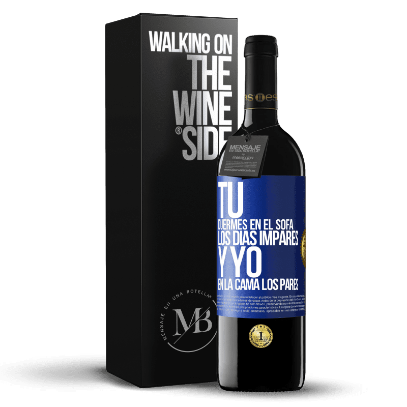 39,95 € Envío gratis | Vino Tinto Edición RED MBE Reserva Tú duermes en el sofá los días impares y yo en la cama los pares Etiqueta Azul. Etiqueta personalizable Reserva 12 Meses Cosecha 2014 Tempranillo