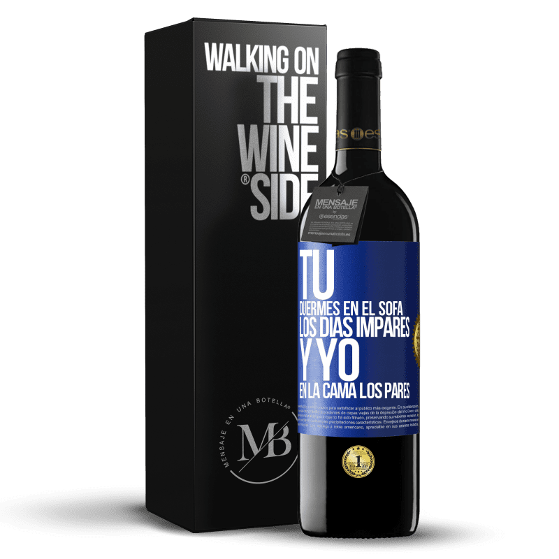 39,95 € Envío gratis | Vino Tinto Edición RED MBE Reserva Tú duermes en el sofá los días impares y yo en la cama los pares Etiqueta Azul. Etiqueta personalizable Reserva 12 Meses Cosecha 2016 Tempranillo