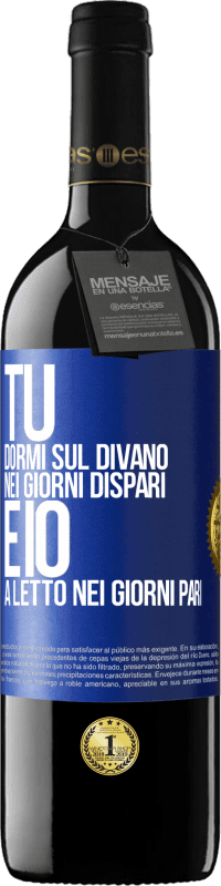 39,95 € Spedizione Gratuita | Vino rosso Edizione RED MBE Riserva Tu dormi sul divano nei giorni dispari e io a letto nei giorni pari Etichetta Blu. Etichetta personalizzabile Riserva 12 Mesi Raccogliere 2014 Tempranillo