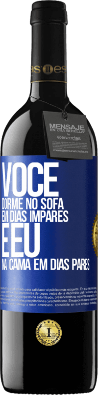 39,95 € | Vinho tinto Edição RED MBE Reserva Você dorme no sofá em dias ímpares e eu na cama em dias pares Etiqueta Azul. Etiqueta personalizável Reserva 12 Meses Colheita 2016 Tempranillo