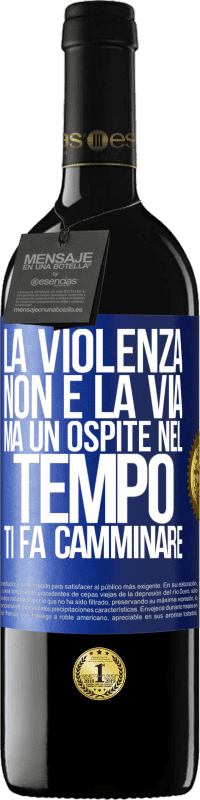 Spedizione Gratuita | Vino rosso Edizione RED MBE Riserva La violenza non è la via, ma un ospite nel tempo ti fa camminare Etichetta Blu. Etichetta personalizzabile Riserva 12 Mesi Raccogliere 2014 Tempranillo