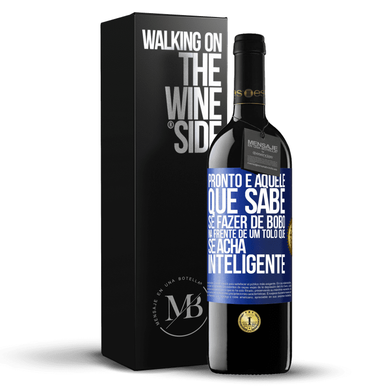 39,95 € Envio grátis | Vinho tinto Edição RED MBE Reserva Pronto é aquele que sabe se fazer de bobo ... na frente de um tolo que se acha inteligente Etiqueta Azul. Etiqueta personalizável Reserva 12 Meses Colheita 2016 Tempranillo