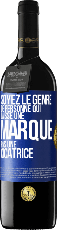 Envoi gratuit | Vin rouge Édition RED MBE Réserve Soyez le genre de personne qui laisse une marque, pas une cicatrice Étiquette Bleue. Étiquette personnalisable Réserve 12 Mois Récolte 2014 Tempranillo