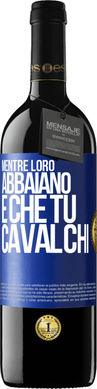 39,95 € | Vino rosso Edizione RED MBE Riserva Mentre loro abbaiano è che tu cavalchi Etichetta Blu. Etichetta personalizzabile Riserva 12 Mesi Raccogliere 2015 Tempranillo