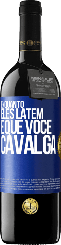 39,95 € | Vinho tinto Edição RED MBE Reserva Enquanto eles latem é que você cavalga Etiqueta Azul. Etiqueta personalizável Reserva 12 Meses Colheita 2015 Tempranillo