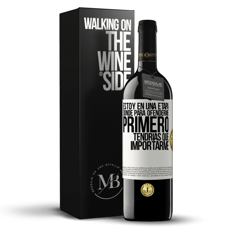 39,95 € Envío gratis | Vino Tinto Edición RED MBE Reserva Estoy en una etapa donde para ofenderme, primero tendrías que importarme Etiqueta Blanca. Etiqueta personalizable Reserva 12 Meses Cosecha 2015 Tempranillo