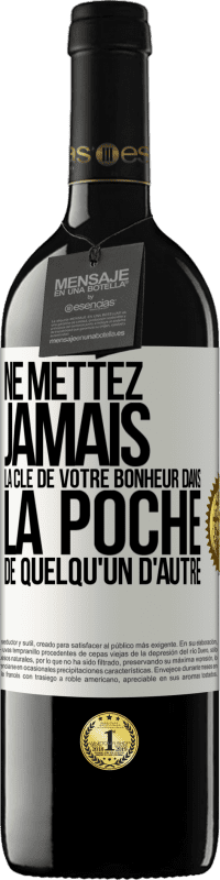 39,95 € | Vin rouge Édition RED MBE Réserve Ne mettez jamais la clé de votre bonheur dans la poche de quelqu'un d'autre Étiquette Blanche. Étiquette personnalisable Réserve 12 Mois Récolte 2015 Tempranillo