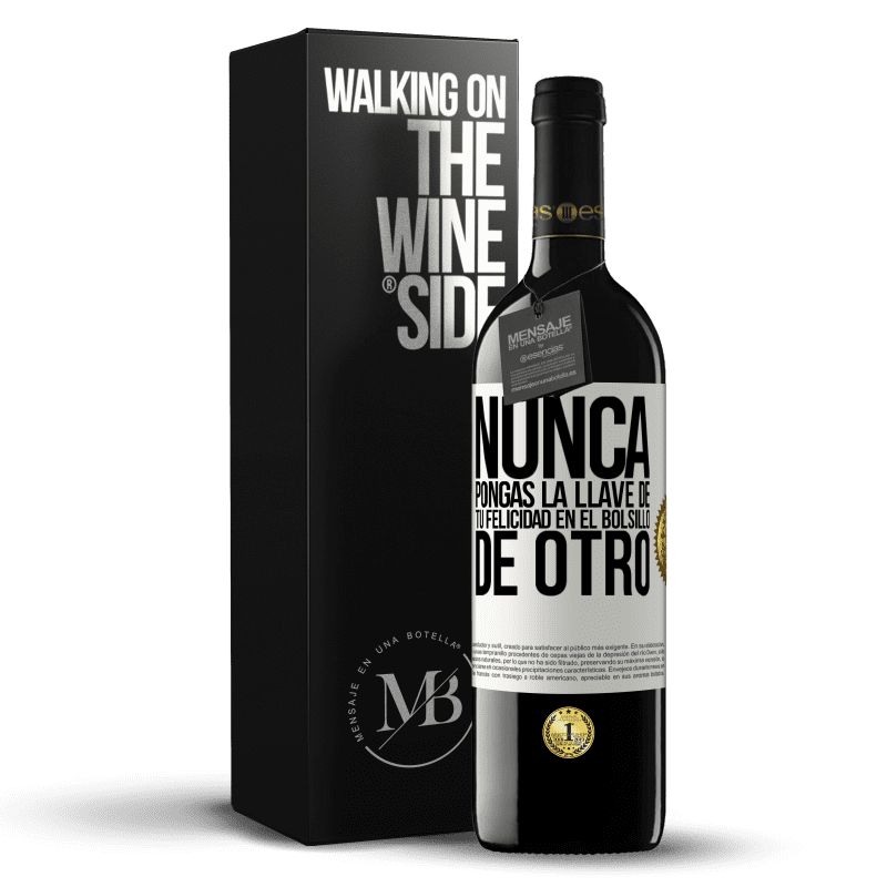 39,95 € Envío gratis | Vino Tinto Edición RED MBE Reserva Nunca pongas la llave de tu felicidad en el bolsillo de otro Etiqueta Blanca. Etiqueta personalizable Reserva 12 Meses Cosecha 2016 Tempranillo
