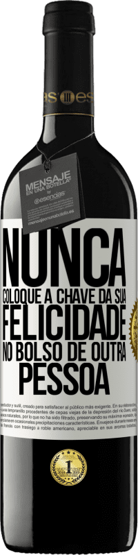 39,95 € | Vinho tinto Edição RED MBE Reserva Nunca coloque a chave da sua felicidade no bolso de outra pessoa Etiqueta Branca. Etiqueta personalizável Reserva 12 Meses Colheita 2016 Tempranillo