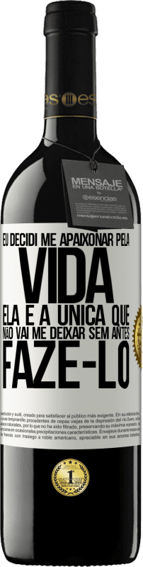 39,95 € | Vinho tinto Edição RED MBE Reserva Eu decidi me apaixonar pela vida. Ela é a única que não vai me deixar sem antes fazê-lo Etiqueta Branca. Etiqueta personalizável Reserva 12 Meses Colheita 2015 Tempranillo