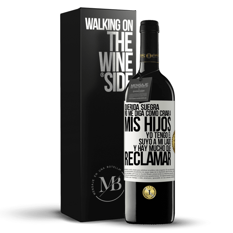 39,95 € Envío gratis | Vino Tinto Edición RED MBE Reserva Querida suegra, no me diga como criar a mis hijos. Yo tengo el suyo a mi lado y hay mucho que reclamar Etiqueta Blanca. Etiqueta personalizable Reserva 12 Meses Cosecha 2015 Tempranillo