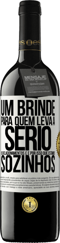 39,95 € | Vinho tinto Edição RED MBE Reserva Um brinde para quem leva a sério os relacionamentos e é por isso que estamos sozinhos Etiqueta Branca. Etiqueta personalizável Reserva 12 Meses Colheita 2015 Tempranillo