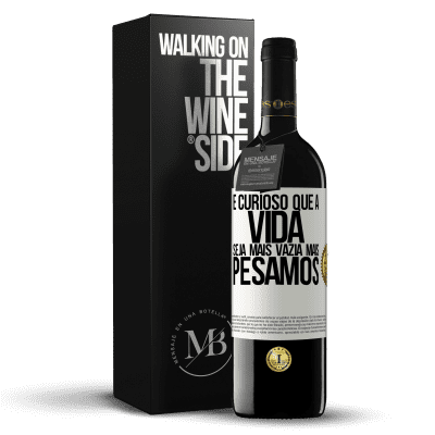 «É curioso que a vida seja mais vazia, mais pesamos» Edição RED MBE Reserva