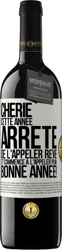 39,95 € | Vin rouge Édition RED MBE Réserve Chérie cette année, arrête de l'appeler rêve et commence à l'appeler plan. Bonne année! Étiquette Blanche. Étiquette personnalisable Réserve 12 Mois Récolte 2015 Tempranillo