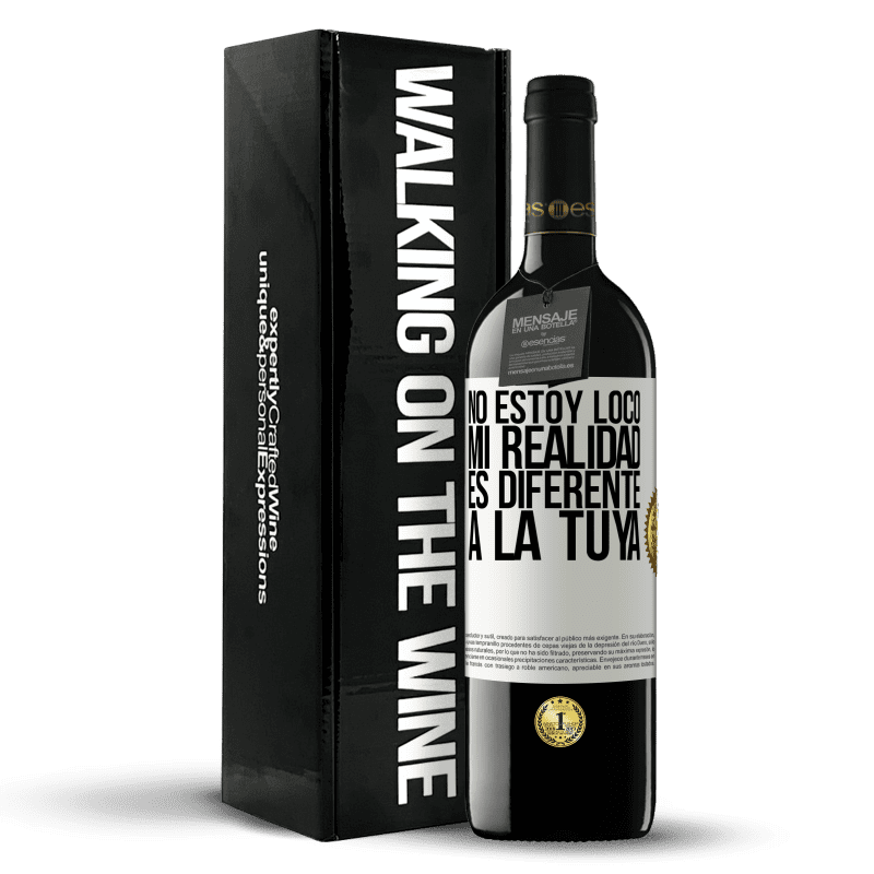 39,95 € Envío gratis | Vino Tinto Edición RED MBE Reserva No estoy loco, mi realidad es diferente a la tuya Etiqueta Blanca. Etiqueta personalizable Reserva 12 Meses Cosecha 2015 Tempranillo