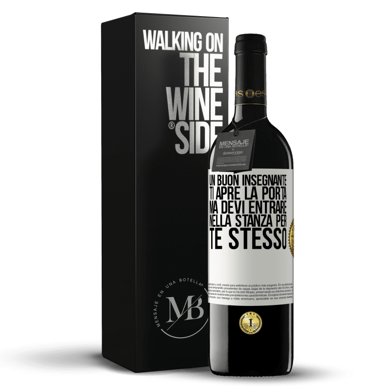 39,95 € Spedizione Gratuita | Vino rosso Edizione RED MBE Riserva Un buon insegnante ti apre la porta, ma devi entrare nella stanza per te stesso Etichetta Bianca. Etichetta personalizzabile Riserva 12 Mesi Raccogliere 2016 Tempranillo