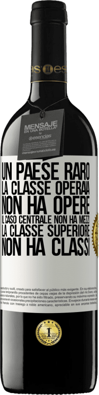 39,95 € Spedizione Gratuita | Vino rosso Edizione RED MBE Riserva Un paese raro: la classe operaia non ha opere, il caso centrale non ha mezzi, la classe superiore non ha classi Etichetta Bianca. Etichetta personalizzabile Riserva 12 Mesi Raccogliere 2014 Tempranillo