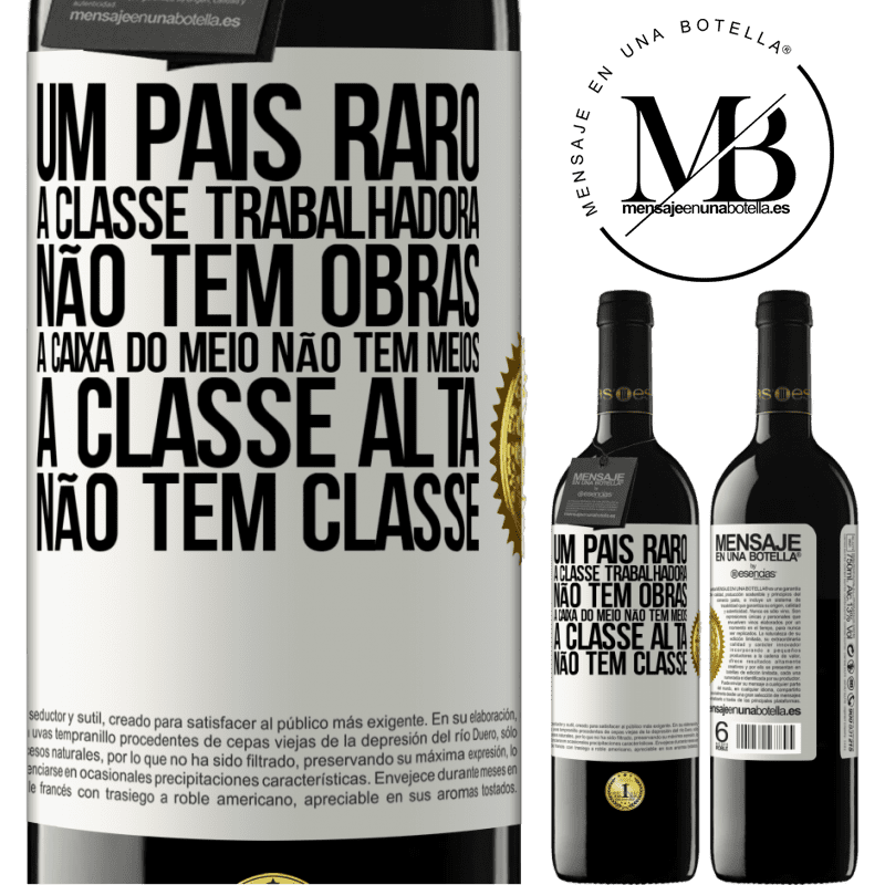 39,95 € Envio grátis | Vinho tinto Edição RED MBE Reserva Um país raro: a classe trabalhadora não tem obras, a caixa do meio não tem meios, a classe alta não tem classe Etiqueta Branca. Etiqueta personalizável Reserva 12 Meses Colheita 2014 Tempranillo