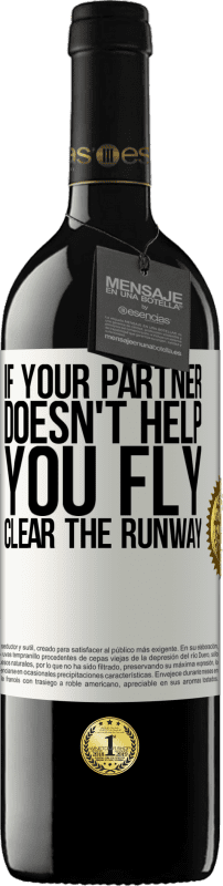 39,95 € 免费送货 | 红酒 RED版 MBE 预订 如果您的伴侣不能帮助您飞行，请清理跑道 白标. 可自定义的标签 预订 12 个月 收成 2016 Tempranillo