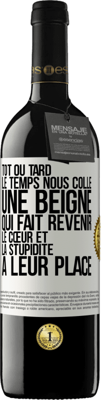 39,95 € | Vin rouge Édition RED MBE Réserve Tôt ou tard le temps nous colle une beigne qui fait revenir le cœur et la stupidité à leur place Étiquette Blanche. Étiquette personnalisable Réserve 12 Mois Récolte 2015 Tempranillo