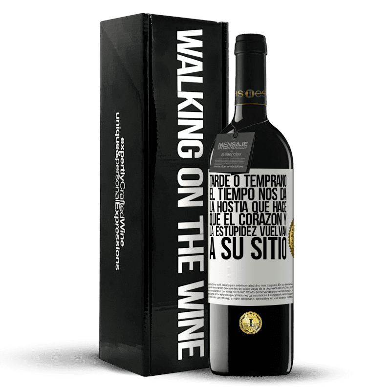 39,95 € Envío gratis | Vino Tinto Edición RED MBE Reserva Tarde o temprano el tiempo nos da la hostia que hace que el corazón y la estupidez vuelvan a su sitio Etiqueta Blanca. Etiqueta personalizable Reserva 12 Meses Cosecha 2015 Tempranillo