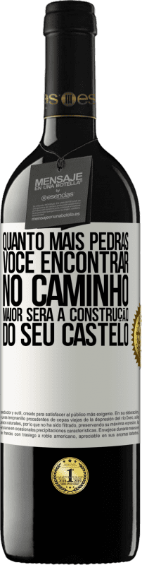 39,95 € | Vinho tinto Edição RED MBE Reserva Quanto mais pedras você encontrar no caminho, maior será a construção do seu castelo Etiqueta Branca. Etiqueta personalizável Reserva 12 Meses Colheita 2015 Tempranillo