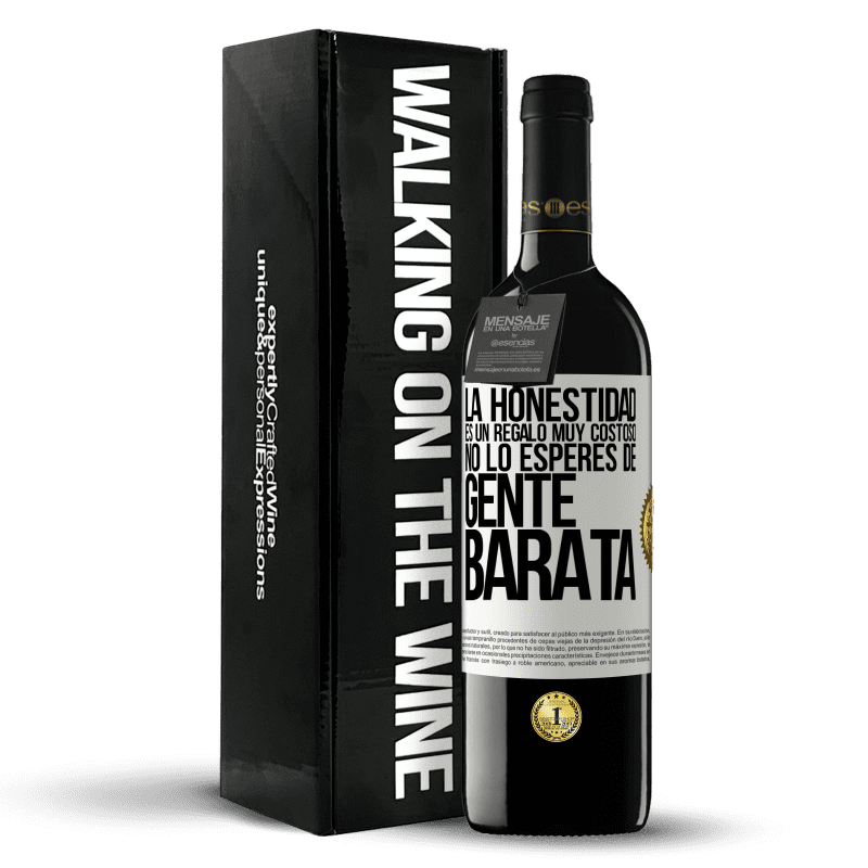 39,95 € Envío gratis | Vino Tinto Edición RED MBE Reserva La honestidad es un regalo muy costoso. No lo esperes de gente barata Etiqueta Blanca. Etiqueta personalizable Reserva 12 Meses Cosecha 2015 Tempranillo