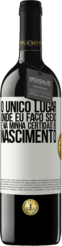 39,95 € | Vinho tinto Edição RED MBE Reserva O único lugar onde eu faço sexo é na minha certidão de nascimento Etiqueta Branca. Etiqueta personalizável Reserva 12 Meses Colheita 2015 Tempranillo