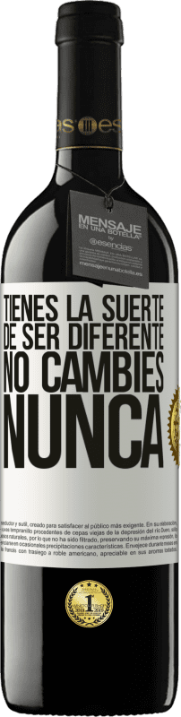 39,95 € | Vino Tinto Edición RED MBE Reserva Tienes la suerte de ser diferente. No cambies nunca Etiqueta Blanca. Etiqueta personalizable Reserva 12 Meses Cosecha 2015 Tempranillo